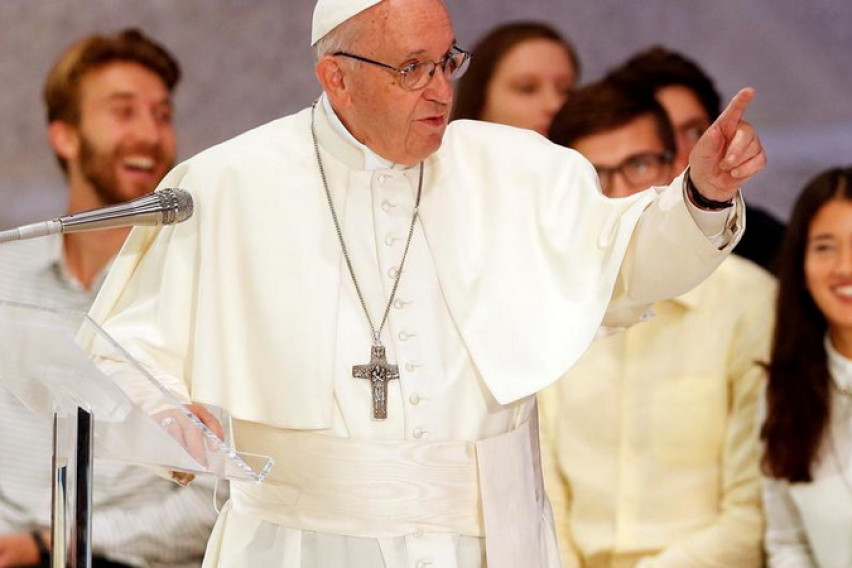 Папата Франциск не можел да ги прочита своите белешки, ниту сам да се качува по скалите на папамобилот