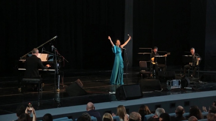 АМБАСАДА НА ГРЦИЈА: Гир и Шукова на концерт со грчка музика и бузуки во Скопје по повод грчкиот национален празник 25 Март