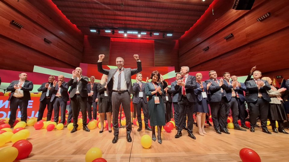 (видео) МИЦКОСКИ: Македонија е твоја, наша, заедничка, одиме на триумф, главите горе, доаѓа обнова на надежта, среќа и реформи