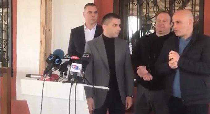 (видео) ШЕГОБИЕЦ ОД ХАРВАРД: Ковачевски со министерот Николовски промовираа „нов вид на вино“ кое се правело од стиропор
