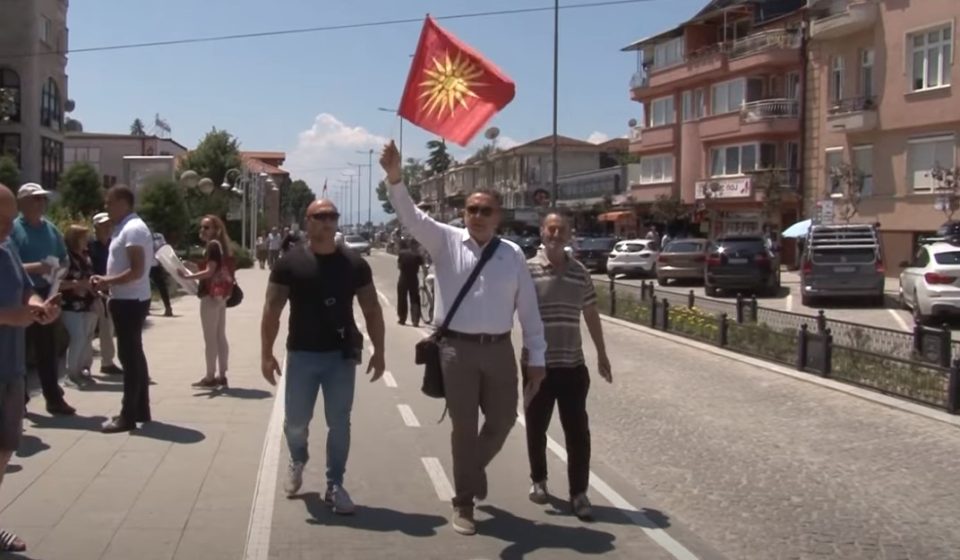 АДВОКАТОТ ЈА ДОБИ БИТКАТА: Менкиновски доби ослободителна пресуда за веење на знамето со Сонцето од Кутлеш на Водици