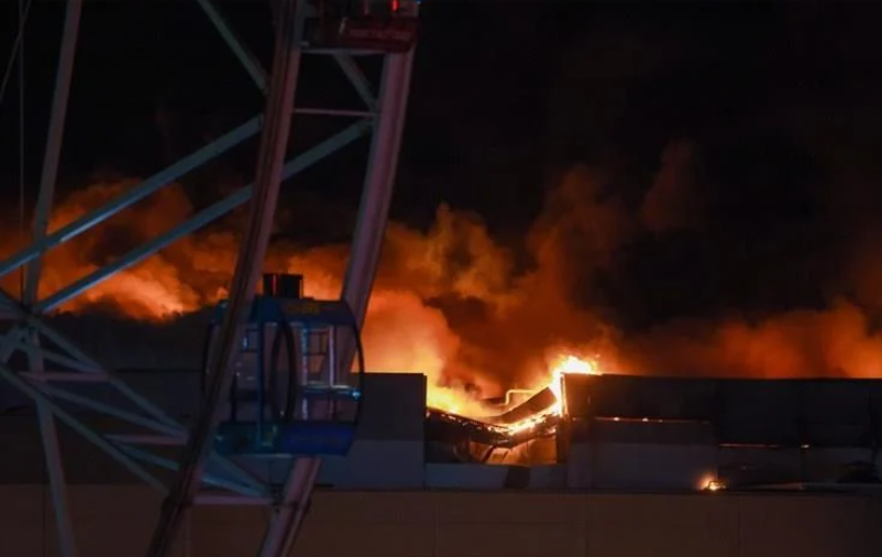 Се урива покривот на запалената концертна сала во Москва, внатре уште има луѓе