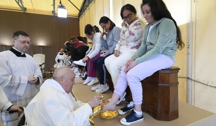 Папата Франциск, по повод Велики четврток, им ги изми нозете на 12 жени во затвор во Рим