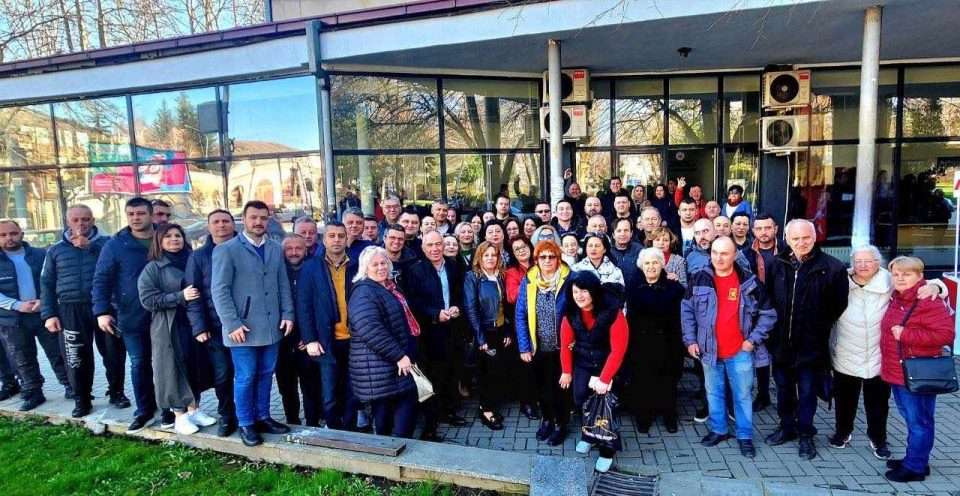 ПРЕДИЗБОРНО НА ДЕЛО: Сликата пред ДИК е најверодостојна анкета – илјадници граѓани чекаат во ред за потпис за Силјаноска