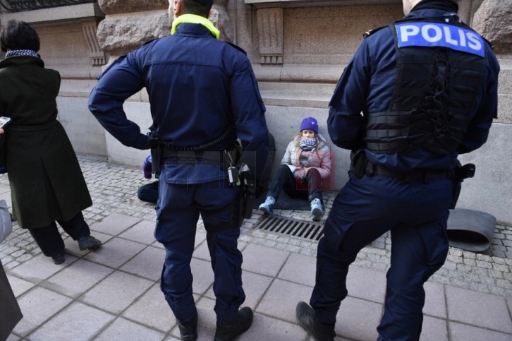 КЛИМАТСКИ ПРОМЕНИ: Полицијата со сила ја одвлече Грета Тунберг и другите демонстранти пред влезот на шведскиот парламент