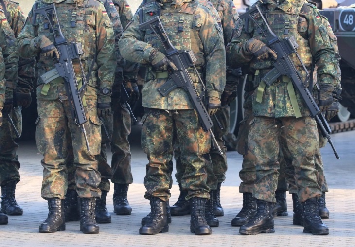 ВРАЌАЊЕ НА ВОЕНИОТ РОК ВО ГЕРМАНИЈА: Министерот за одбрана смета дека државата не може да се потпре само на доброволците