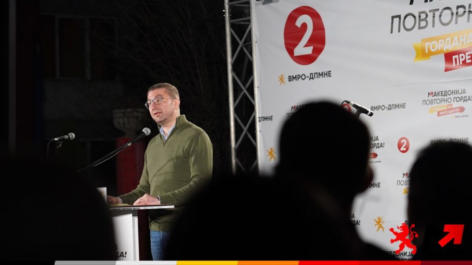 МИЦКОСКИ: Ковачевски на главниот стопан Ахмети му ја подари Македонија, па 100 души од ДУИ управуваат со два милиона народ