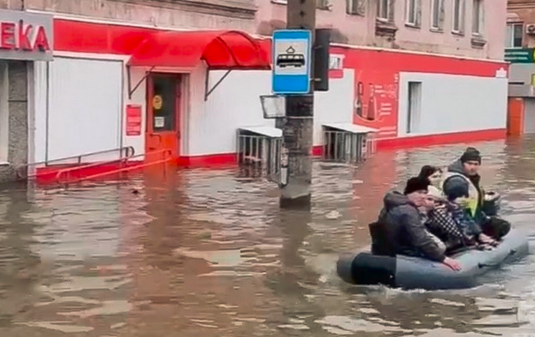 Огромни поплави по течението на Урал, илјадници евакуирани