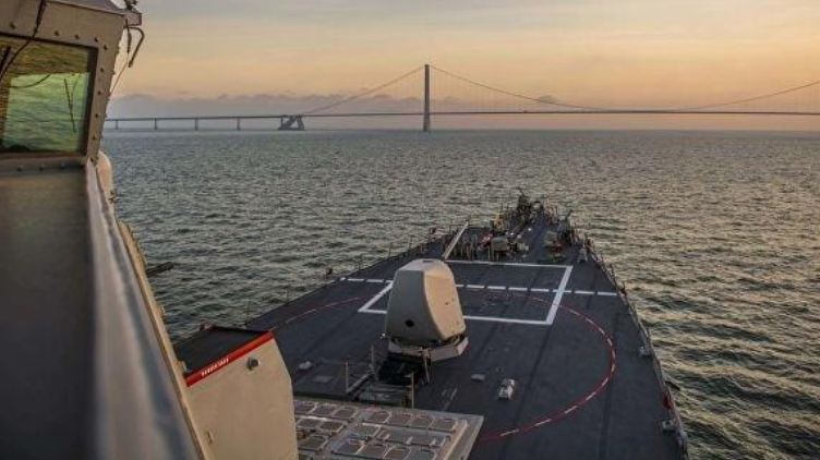 Украинските власти тврдат дека нападнале руски воен брод на Крим