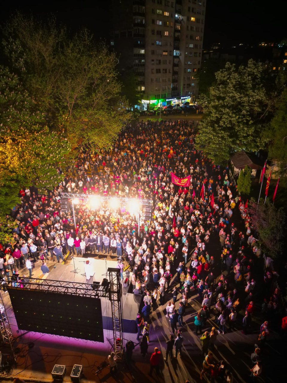ФОТО СПОРЕДБА: Митингот на Силјановска и митингот на Пендаровски во Кисела Вода