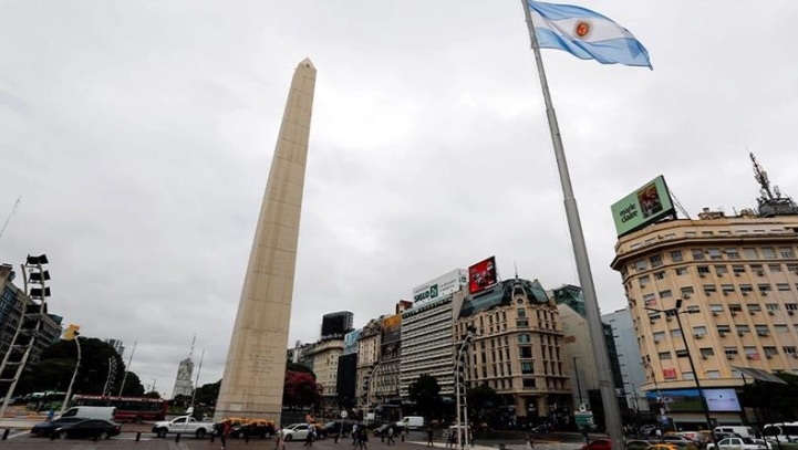 КАСТРЕЊЕ НА АДМИНИСТРАЦИЈАТА: Аргентина објави откази на 15.000 службеници, тие со тапани се вратиле на работните места