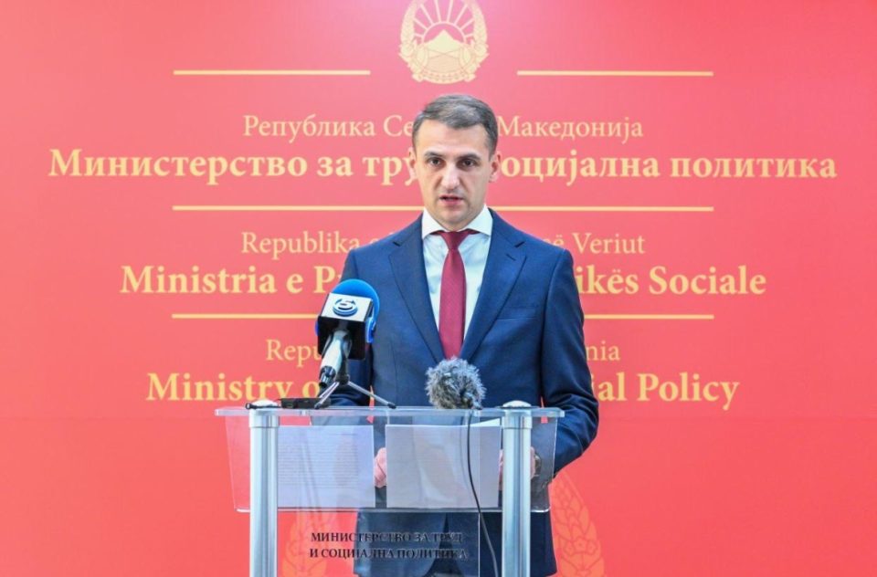 ВЕЛКОВСКИ ОТКРИВА КРИМИНАЛ: Буџетот на Македонија е оштетен за 2,5 милиони евра со незаконски исплати на 1.000 граѓани