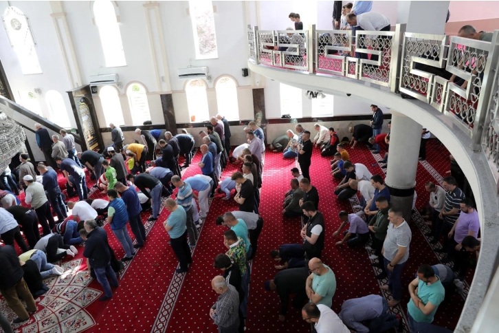 ПО ЕДНОМЕСЕЧНИОТ ПОСТ: Верниците од исламска вероиповед во Македонија и во целиот свет денеска го слават Рамазан Бајрам