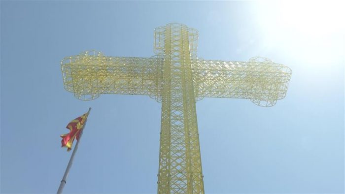 НА ЦВЕТНИЦИ ВО ДРАЧЕВО: Во Паркот на бранителите осветен 63 метарски крст, втор по големина во Македонија и 12-ти во светот