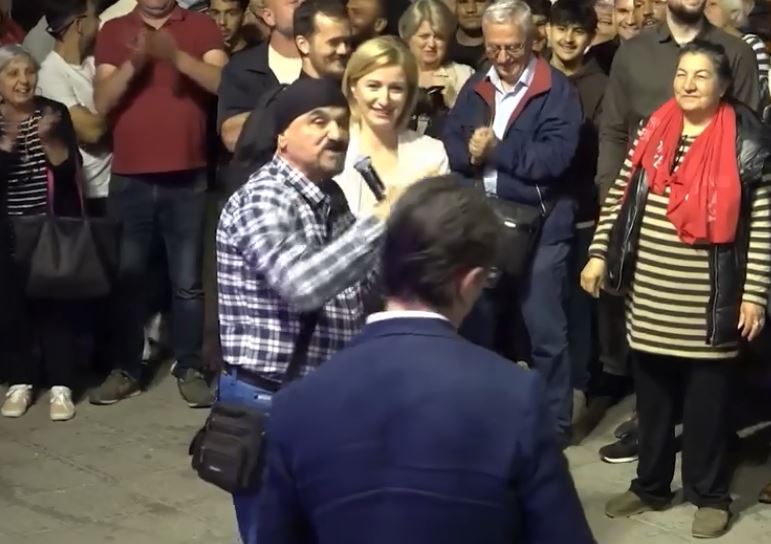 ГРДATA СЛИКА НА ПЕНДАРОВСКИ: Се смееше и аплаудираше додека активист на СДС со простачки јазик ја навредуваше Силјановска