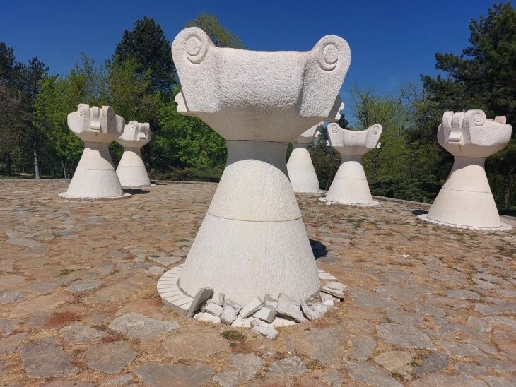 ВАНДАЛСКИ ЧИН ВО ПРИЛЕП: Искршени делови од постаментите во Могилата на непобедените во Алејата на македонските херои