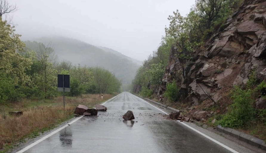 МАКЕДОНИЈА ПАТ: Предупредување до возачите, има одрони на патот од Делчево кон Македонска Каменица кај Баткова Чешма
