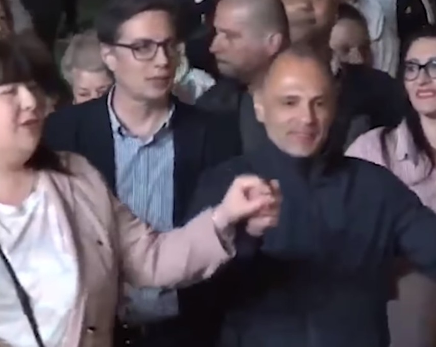 (видео) ОРО ВО ГЕВГЕЛИЈА: Пендаровски и Филипче одиграа оро на митингот на кој им пееја Владо Јаневски и Кристина Арнаудова