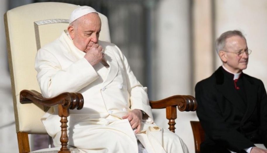 Папата Франциск во велигденската молитва посака мир за народите исцрпени од војна, глад и угнетување