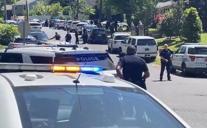 ВООРУЖЕНА ПРЕСТРЕЛКА ВО САД: Тројца полицајци се убиени, неколку се повредени при апсење на маж во Северна Каролина