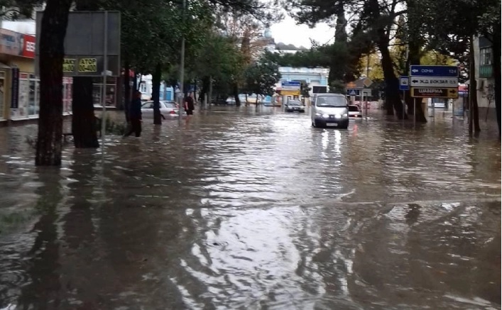 ГОЛЕМИ ПОПЛАВИ ВО РУСИЈА: Расте нивото на водата во поплавените делови, прогласена вонредна состојба во три области
