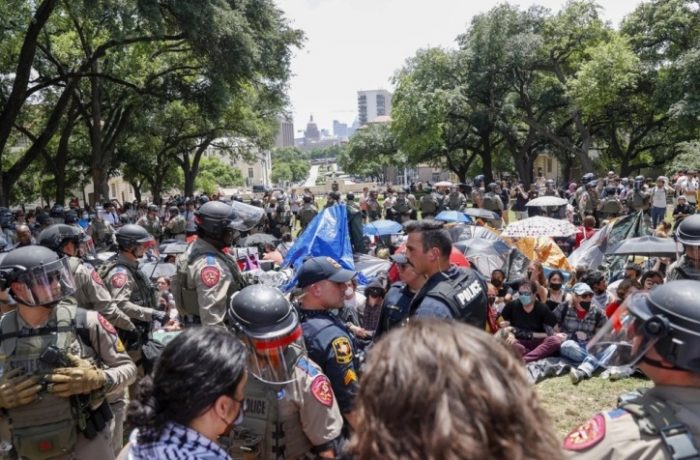 ПРОТЕСТИ ВО САД: Во Тексас се судрија полицијата и студентите кои демонстрираа против војната меѓу Израел и Палестина