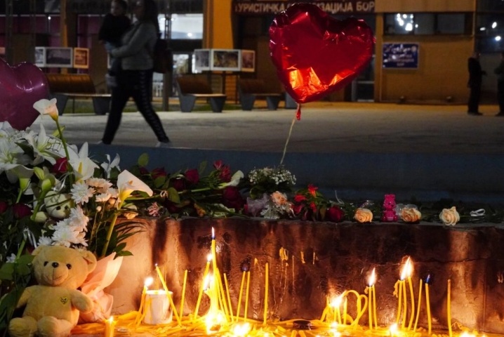 КОЛЕКТИВНА ТРАУМА ВО СРБИЈА: Се уште трае потрагата по телото на убиената 2-годишна Данка, граѓаните палат свеќи и дебатираат