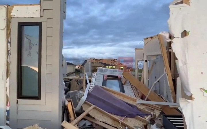 САД: Уништени згради и домови, скршени далноводи и излетани возови од шините од ударите на 70 торнада низ целата земја