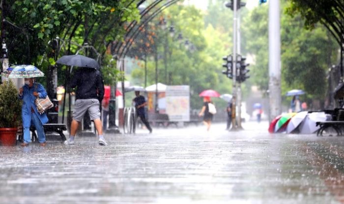 ВРЕМЕ: Облачно со врнежи од дожд, локално поројни и со грмежи, слично до четврток кога се очекува пораст на температурата