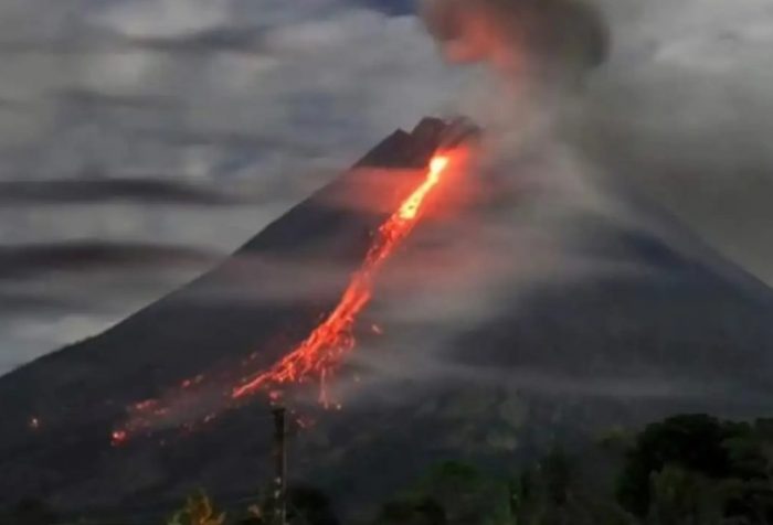 ЕРУПТИРАШЕ ВУЛКАН ВО ИНДОНЕЗИЈА: Ибу денеска започна да еруптира исјфрлајќи облак од пепел до 3,5 километри над кратерот