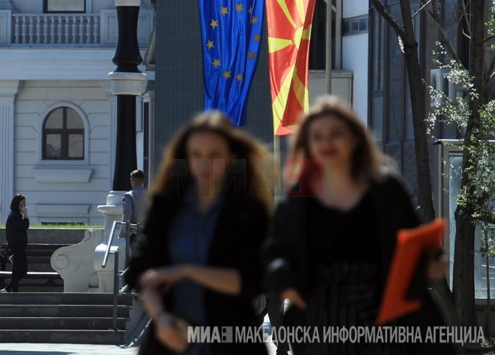 НАВРЕДИ НА ЖЕНИ ВО ПОЛИТИКАТА: Убавица лавица македонска – ај девојче оди купи си нешто убаво, не те бива за политика!