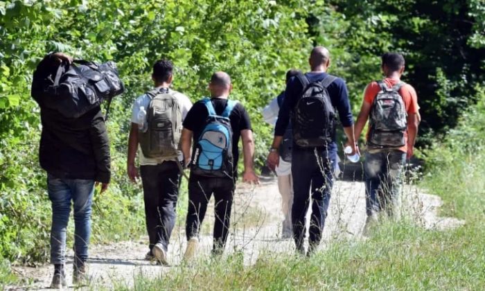 ГРЧКИОТ МИНИСТЕР ЗА МИГРАЦИЈА: Да дозволуваш преку својата политика инвазија во Европа не е хуманост, туку криминал