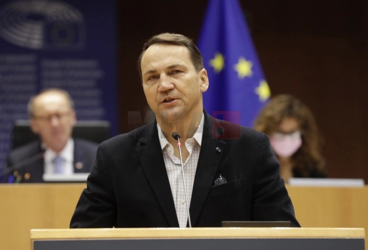 Полскиот министер за надворешни работи повика на долгорочно повторно вооружување на Европа