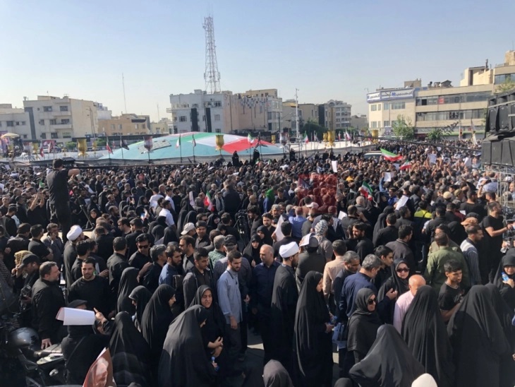 Десетици илјади Иранци на погребот на Раиси во Техеран