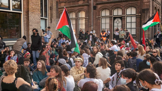 ПРОТИВ ВОЈНАТА ВО ГАЗА: Пропалестинските демонстранти подигнаа барикади пред Универзитетот во Амстердам
