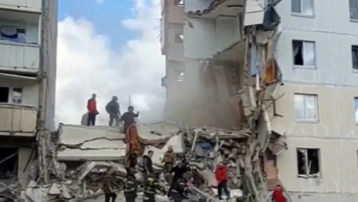 РУСИТЕ ОБЈАВИЈА СНИМКА ОД БЕЛГОРОД: Разрушена зграда од украинскиот напад, загинаа 7 луѓе