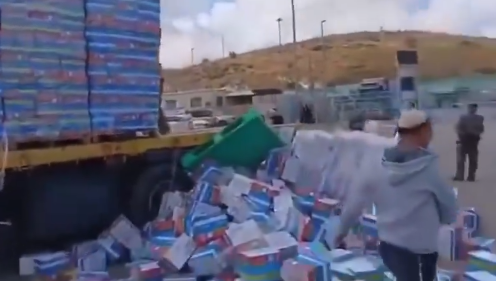 БЛОКИРАНА ПОМОШТА ЗА ГАЗА: Израелски демонстранти расфрлаа пакети со храна
