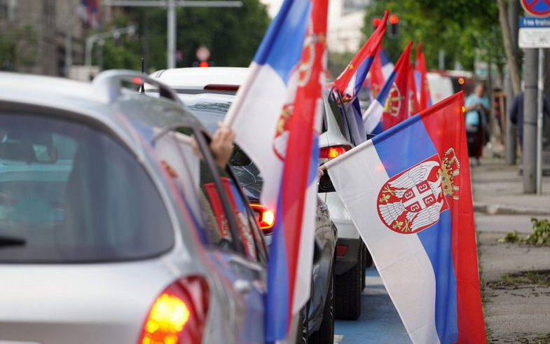 Колони возила со српско знаме во Белград и Косовска Митровица за поддршка на Вучиќ
