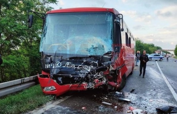 АВТОБУСКА НЕСРЕЌА ВО СРБИЈА: Едно лице загина, а 30 се повредени во судирот на автобус со автомобил кај Мали Пожаревац