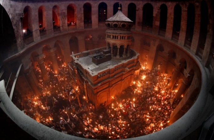 ЗАДУТРЕ НА ВЕЛИКА САБОТА: Благодатниот оган и оваа година од Ерусалим ќе пристигне со авион во Грција