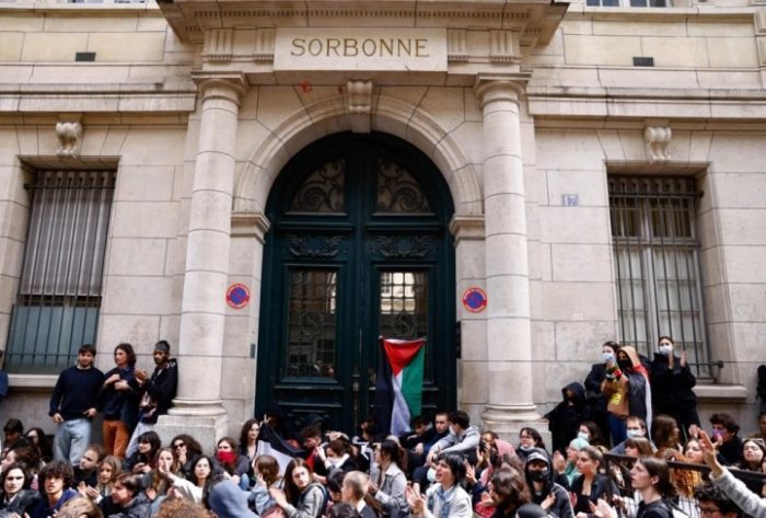 БРАН ПРОТЕСТИ ВО ФРАНЦИЈА: Затворен Универзитетот Сианс По, откако студенти утрово го окупираа поради војната во Газа