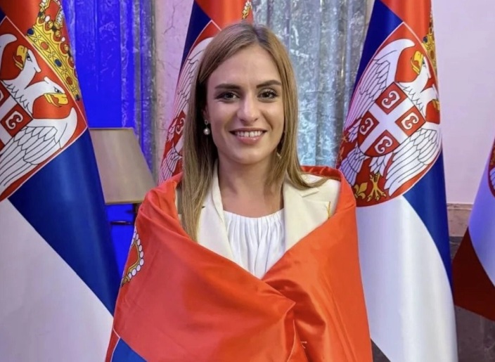 ПРЕДЛОГ НА МИНИСТЕРКАТА ЃУРЃЕВИЌ-СТАМЕНКОВСКИ: Учениците во Србија да носат униформи во боите на државното знаме