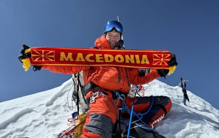 Кедев ја развеа Македонија и на Лоце, со тоа освои 10 од 14 највисоки врвови во светот