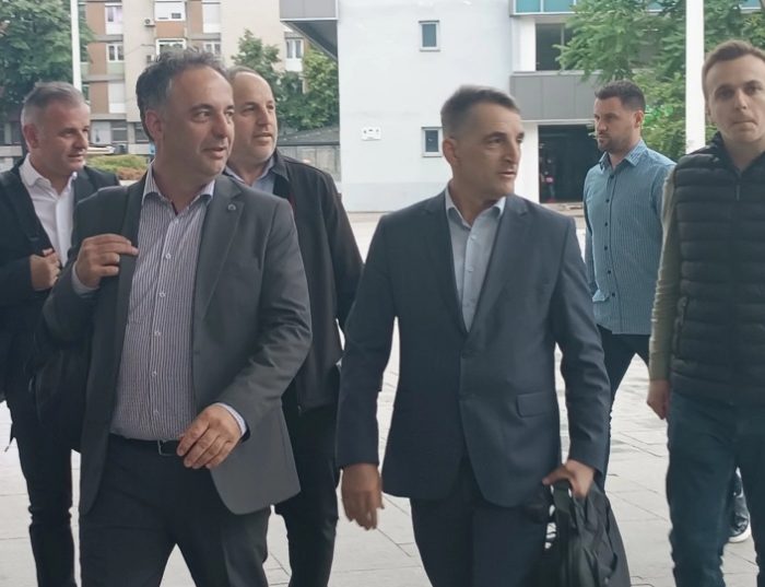 ВО СЕДИШТЕТО НА ПОБЕДНИЧКАТА ПАРТИЈА: Почна средбата на работните групи на ВМРО-ДПМНЕ и Вреди за новата влада