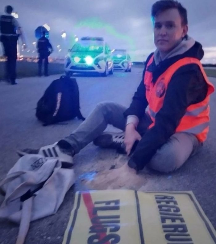 ГЕРМАНИЈА: Полицијата уапси 8 климатски активисти на аеродромот во Минхен поради што беше затворен и беа откажани 60 летови