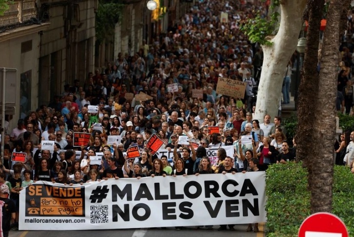 АНТИТУРИСТИЧКИ ПРОТЕСТ ВО ШПАНИЈА: Неколку илјади луѓе протестираа во Палма де Мајорка поради „прекумерен туризам“