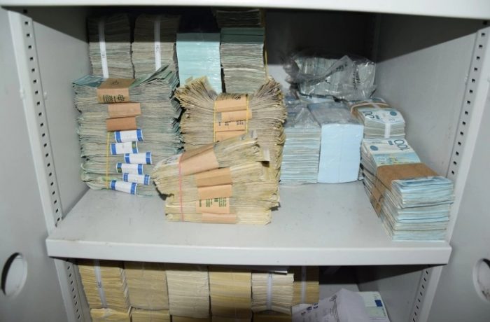 ЗАПЛЕНА ВО КОСОВО: Полиција во филијалите на српската Поштенска штедилница заплени 1,6 милиони евра и 74,7 милиони динари