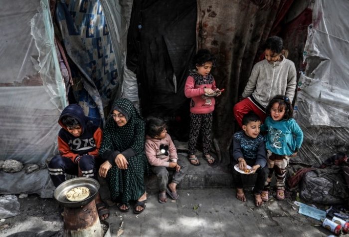 УНИЦЕФ ПРЕДУПРЕДУВА: 600.000 деца во Рафа нема каде да одат на безбедно во случај на израелски напад и принудно раселување
