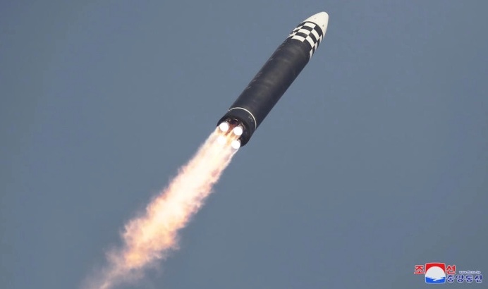 НОВ ТЕСТ ВО СЕВЕРНА КОРЕЈА: Ким изрази задоволство од успешното тестирање на балистичката ракета, објави КЦНА