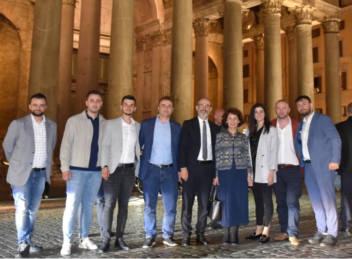 ПРЕТСЕДАТЕЛКАТА НА МАКЕДОНИЈА ВО РИМ: Сиљановска-Давкова имаше средба со преставници на македонската дијаспора